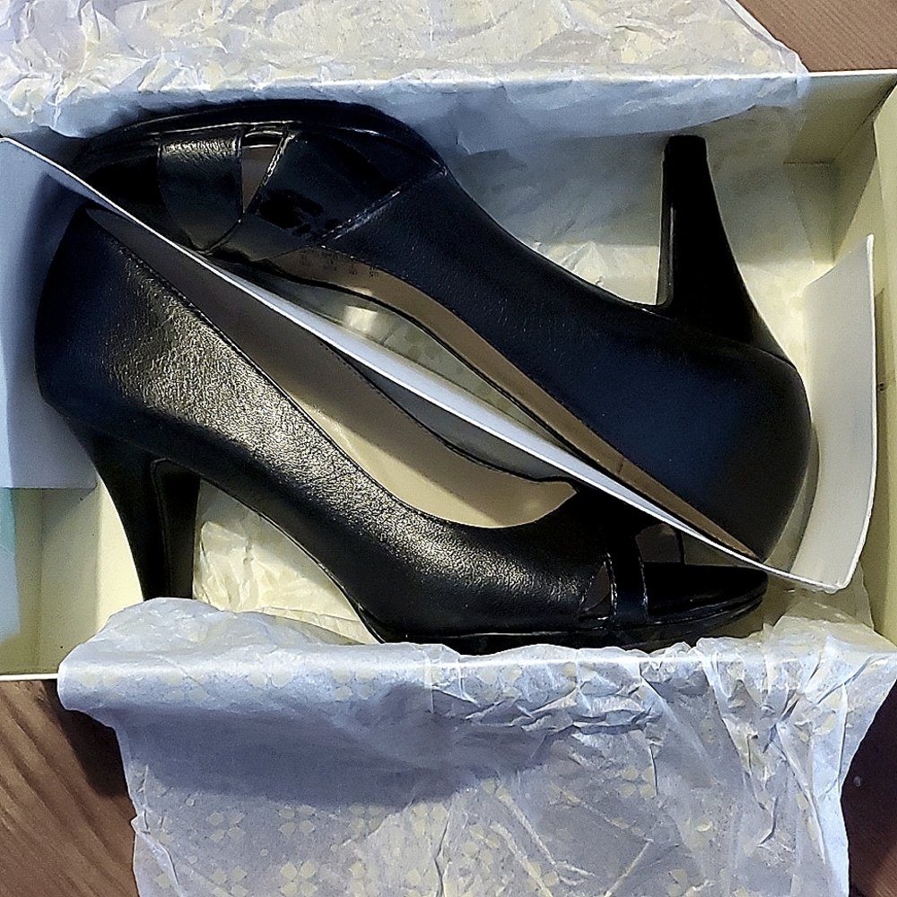 Naturalizer Isla open toe pump 9M